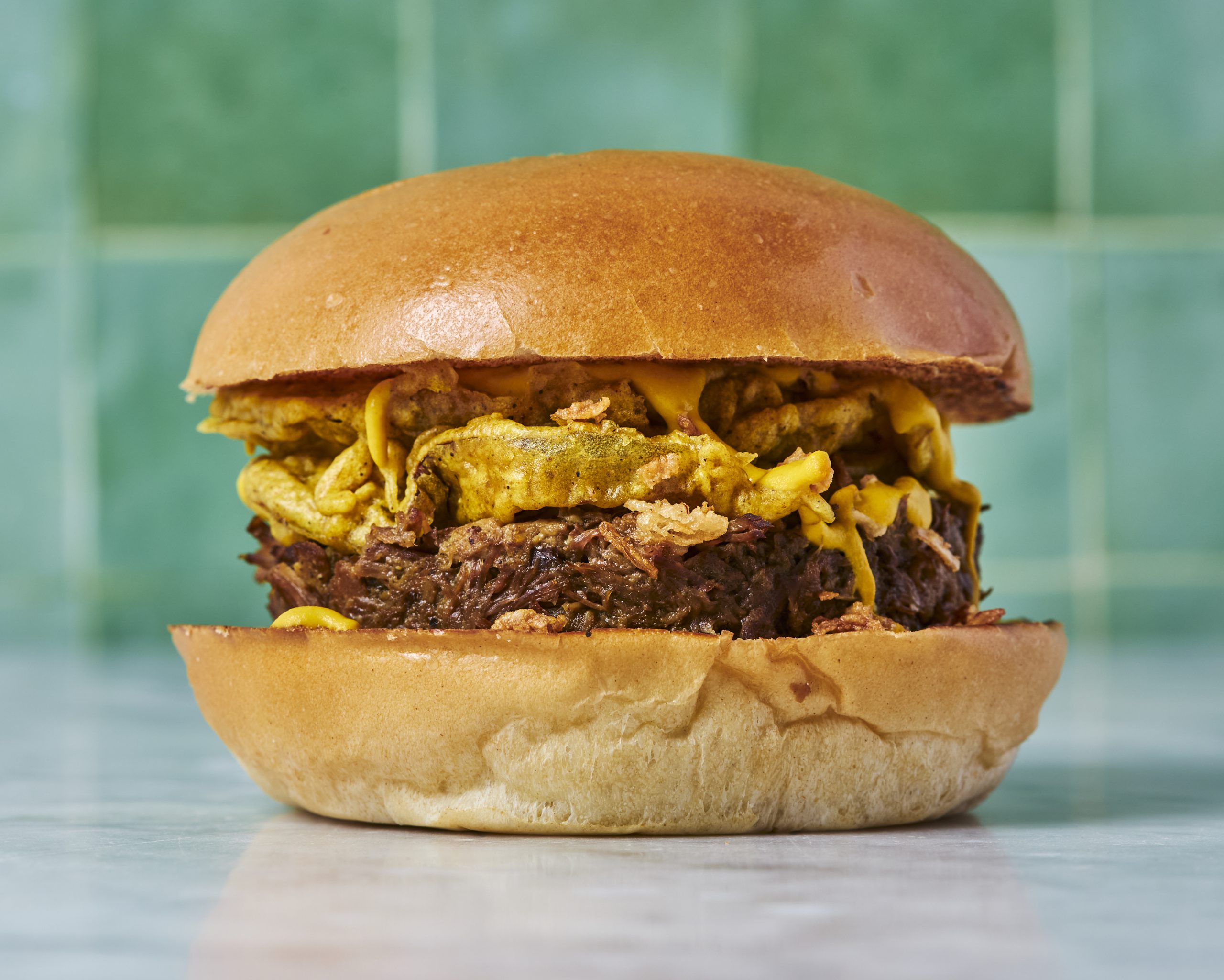 Effiloché de boeuf, cheddar, moutarde américaine.
