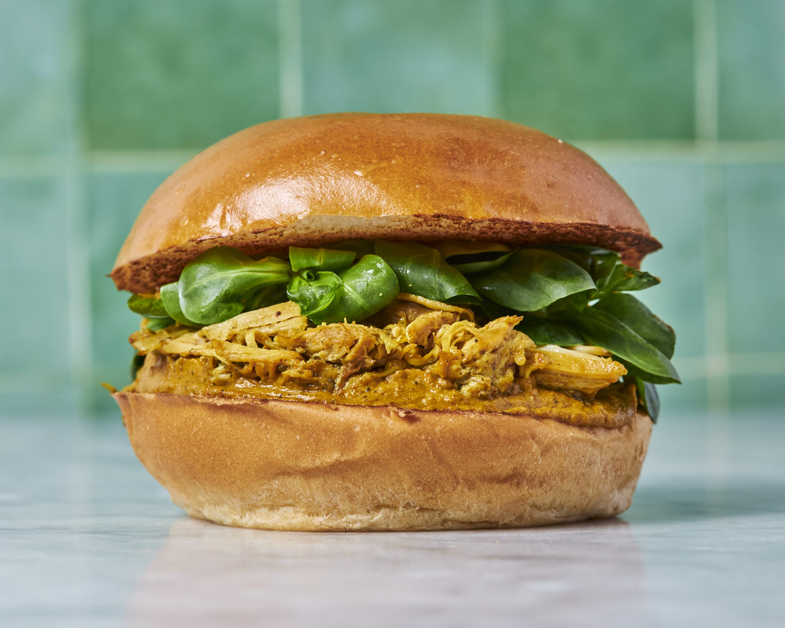 Effiloché de poulet, tapenade d’olives au citron confit, mâche